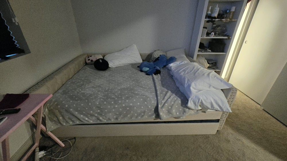 Elegant Tufted Daybed with Trundle