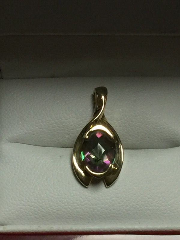 14K Yellow Gold Beautiful Pendant with Gem Stone