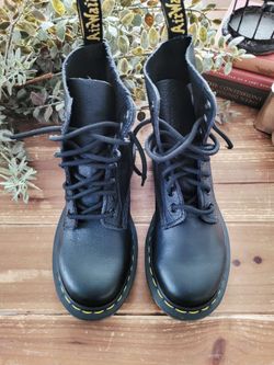 SIZE 5 WOMAN DR. MARTENS 1460 PASCAL VIRGINIA LEATHER BLACK BOOTS **BRAND NEW W/OUT TAGS**