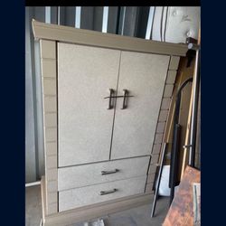 🎁☘️BEAUTIFUL WOOD ARMOIRE ☘️🎁