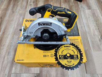 NEW DeWalt 20V XR Brushless 6-1/2" Circular Saw DCS565B