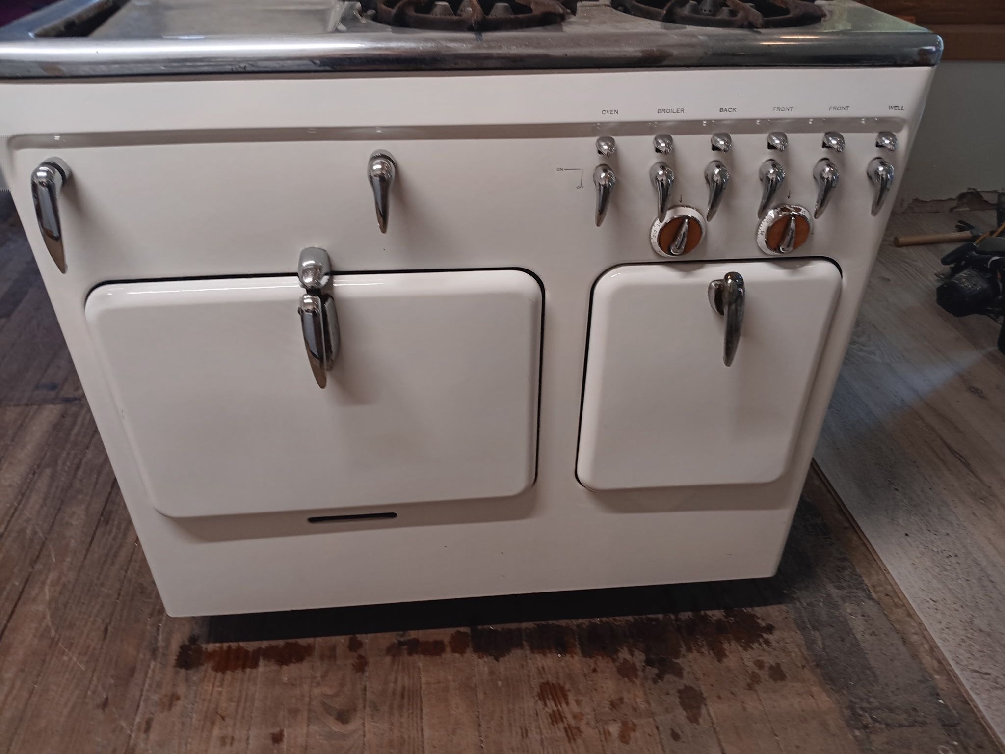 Vintage Gas Stove. In Perfect Working Condition.