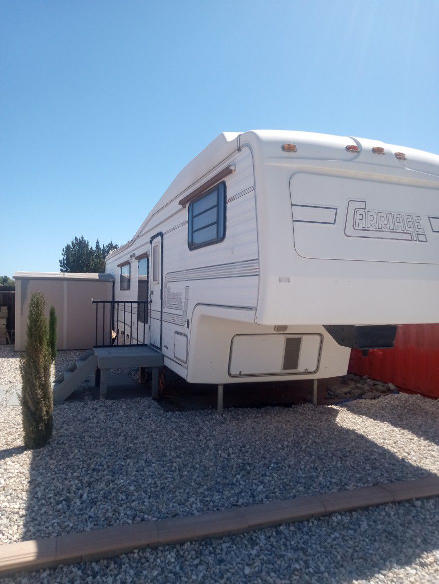 1988 Carriage Fifth Wheel Series Town Chariot 