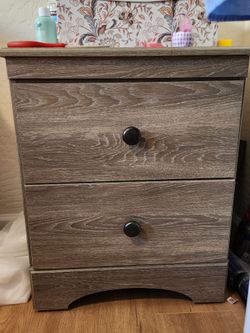 2 nightstands