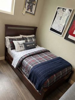 Crate & Barrel trundle bed (with mattresses)