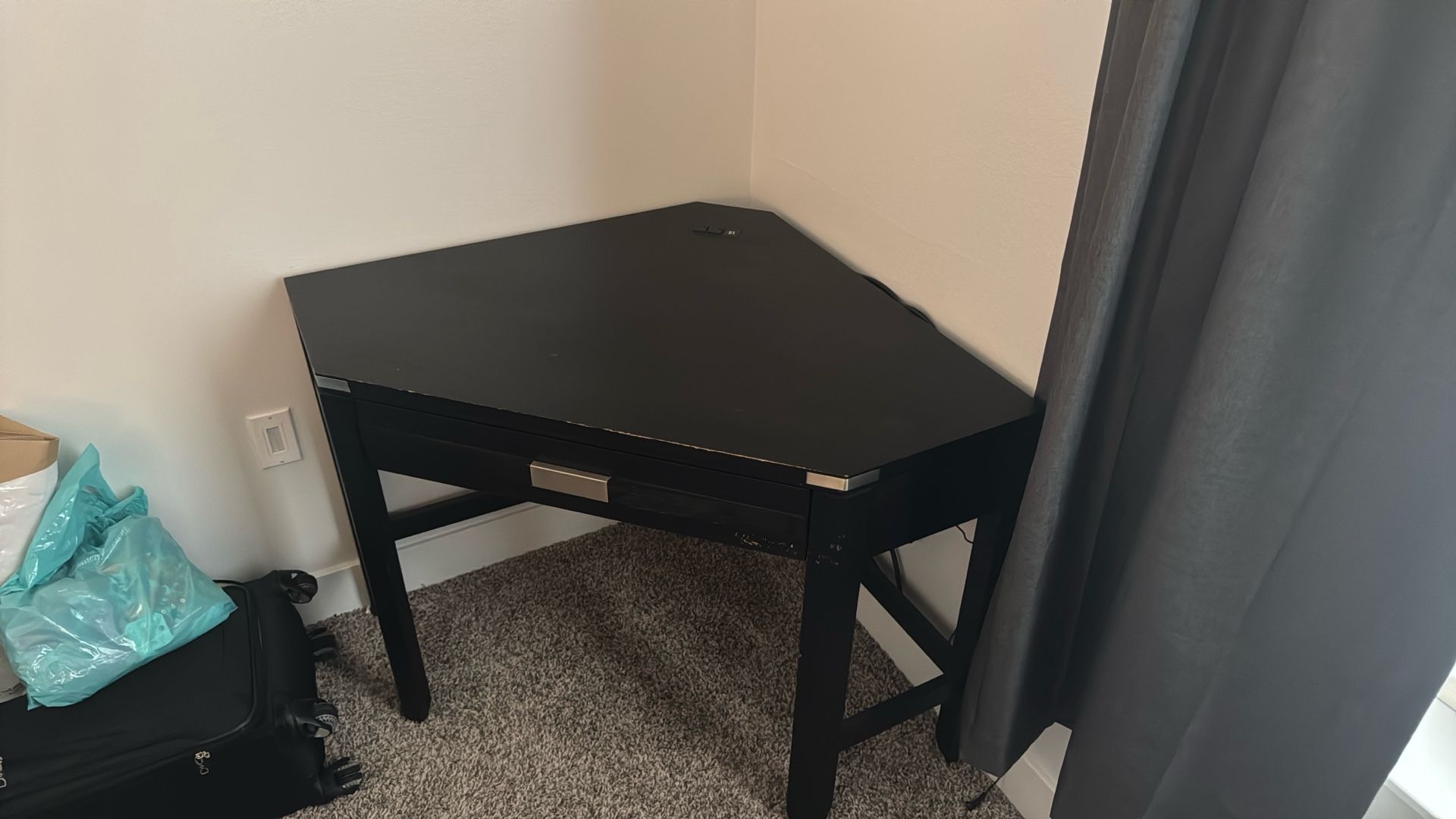 Corner desk