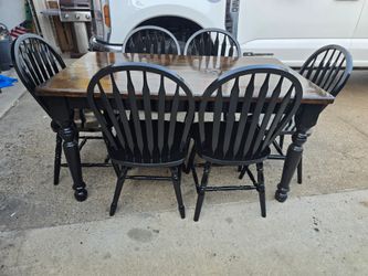Beautiful kitchen table and 6 chairs