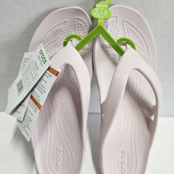 New Women’s Size 7 White Crocs Sandals Flip Flops Kadee II NWT