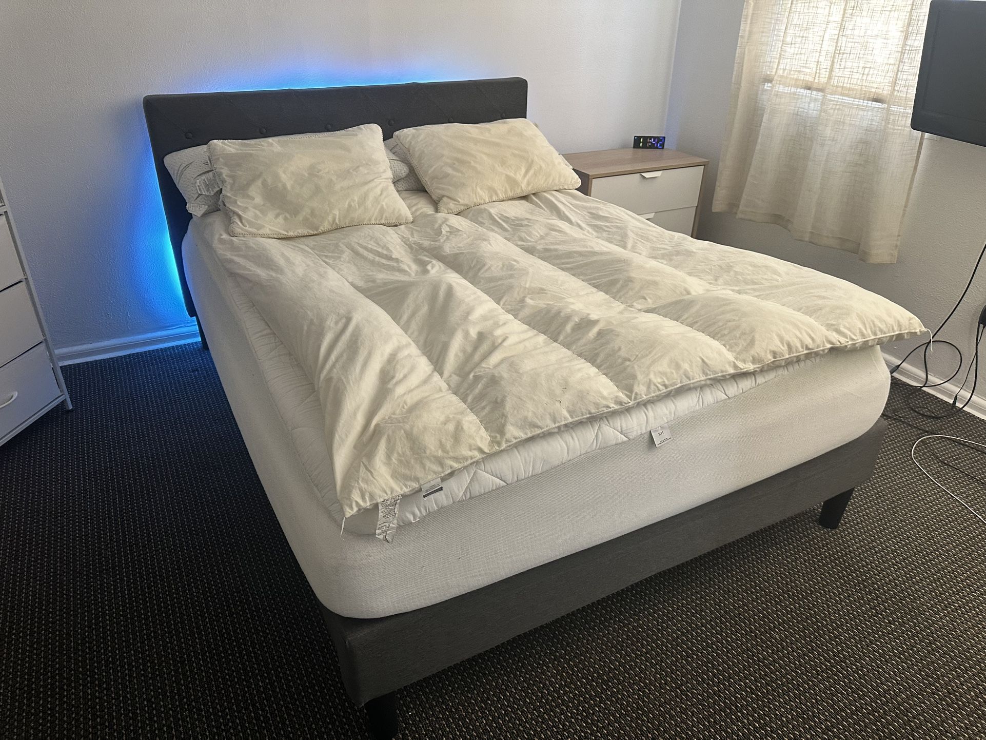 🚨 MOVING SALE! COMPLETE Queen Bed Set: Frame, Memory Foam Mattress, Headboard & PREMIUM Bedding!