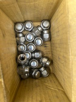 Lug nut set