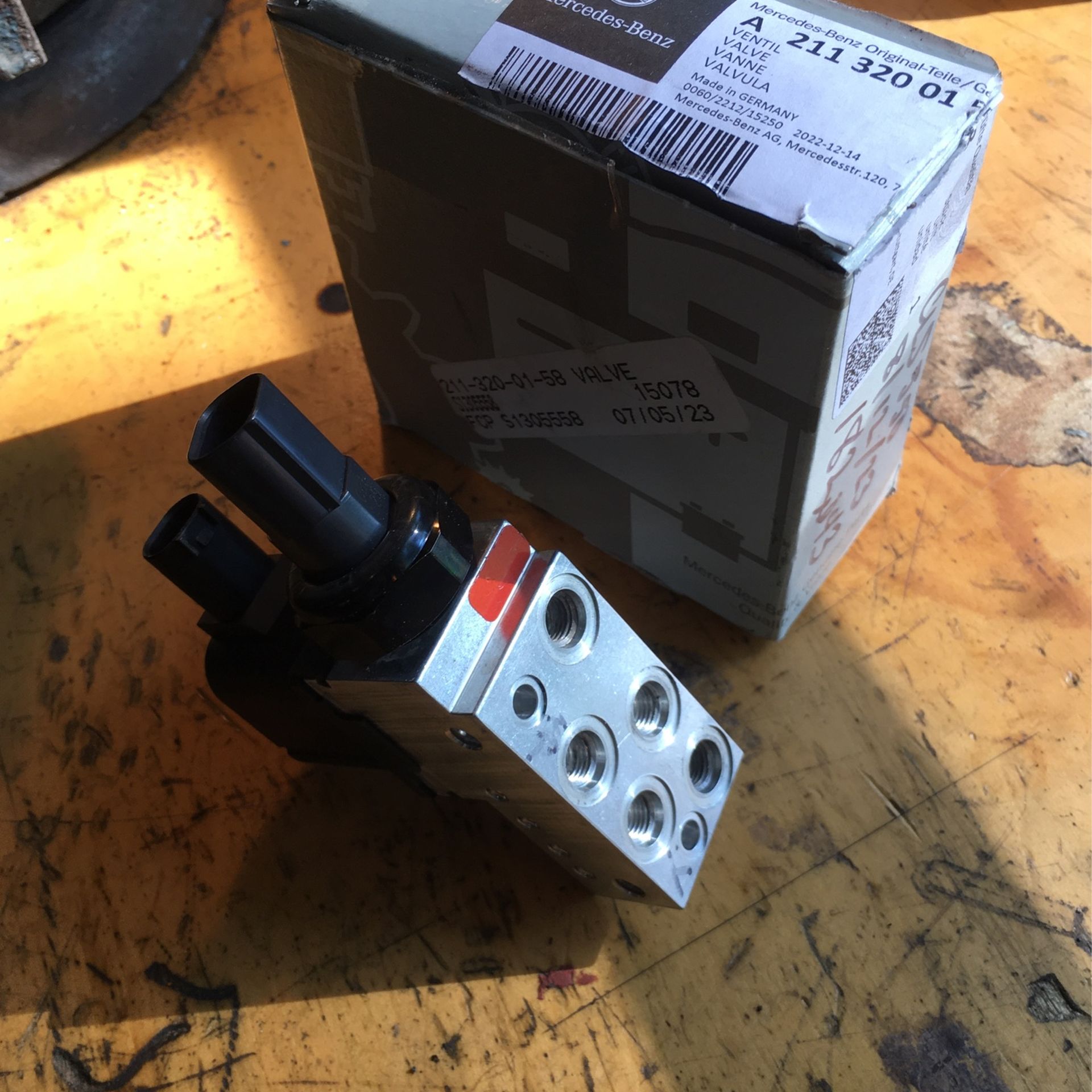 Mercedes 2010 CLS550 C219 Airmatic Suspension Control Valve Body NEW