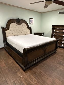 King Size Bed Frame Solid Wood Mattress Included.    
New in a box
We offer same day delivery 

Cama King Size Madera Solida  Colchon Incluido 
Nueva 