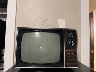 Vintage 1980 GoldStar Black & White Portable TV CRT (Model VR-230) - Retro Gaming / Prop