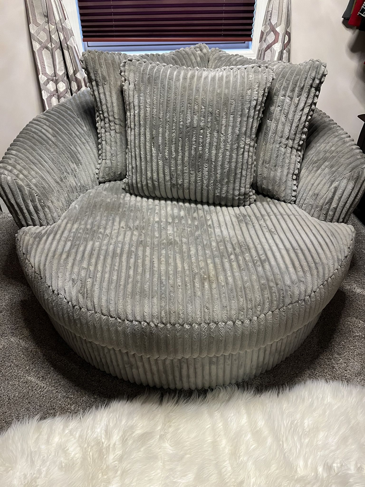 Ashley - Lindyn Oversized Swivel Accent Chair