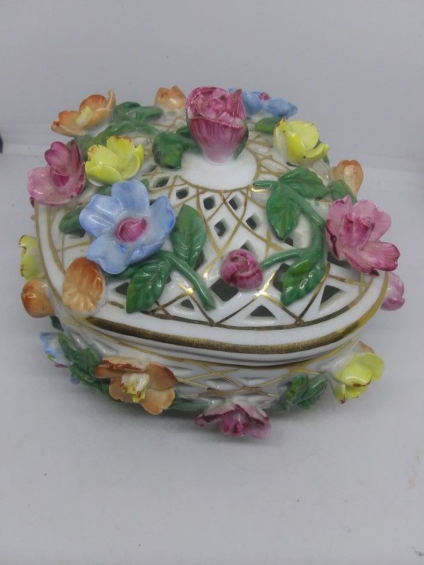 RETICULATED PORCELAIN BOX