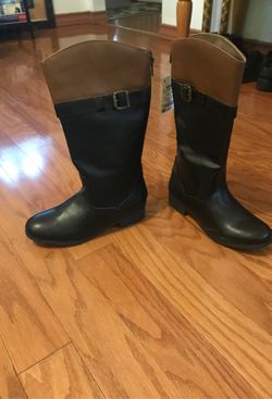 Girls boots small scuff as sown in pic $10 size 4