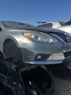 Right Headlight For A 2017 Altima