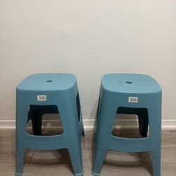 2 stackable plastic stools