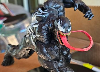 Venom figure 8” long 4.5” TALL 89015 Henderson meet