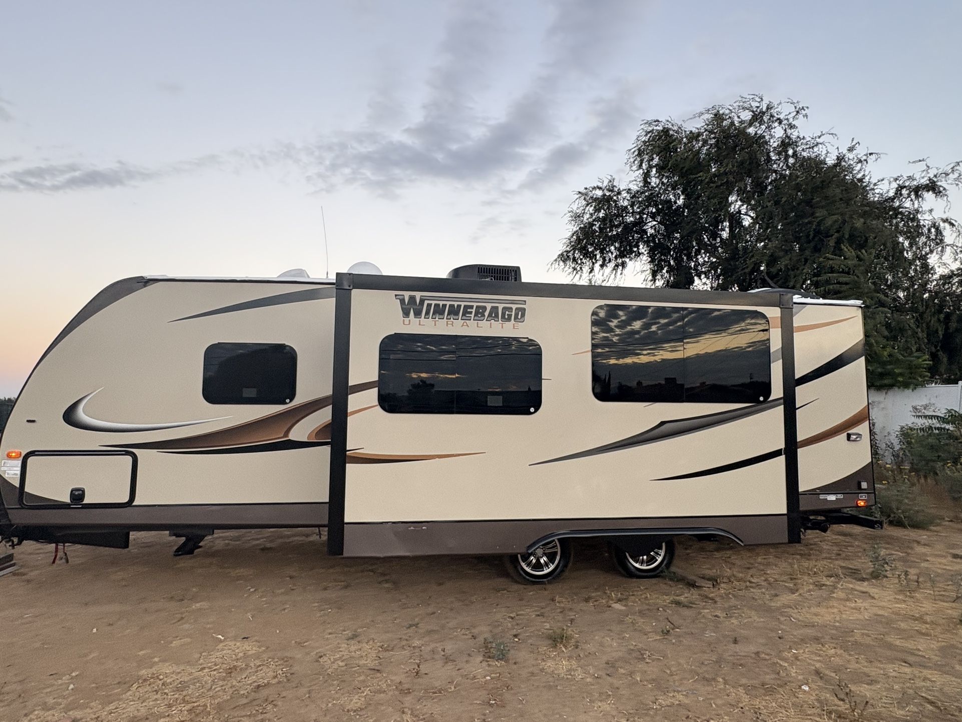 2013 winnebago ultralight 30ft travel trailer with 2 slide outs 