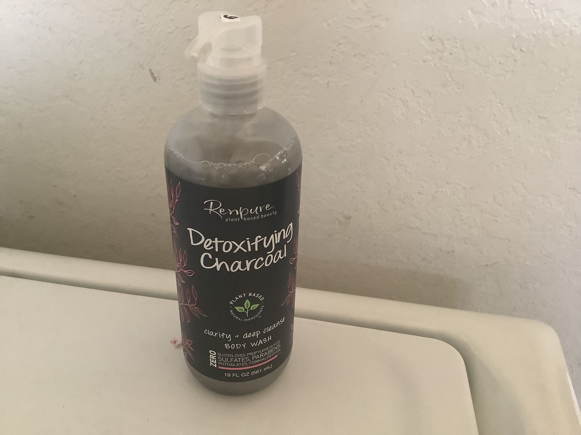 Renpure Detoxifying Charcoal Clarify &8 Deep Cleanse Body Wash 19 fl oz. Pick Up Only in Apple Valley
