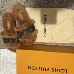 🤎L…..V Monogram Lock It Flat Mules🤎size 6