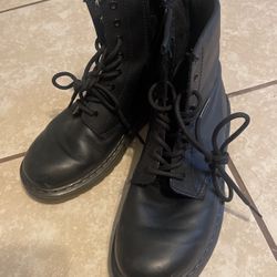 Dr Martens Boots Women’s Size 6