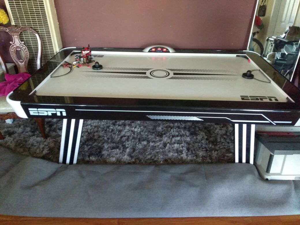ESPN HOCKEY N PING PONG TABLE .in very good condition still has plastic on