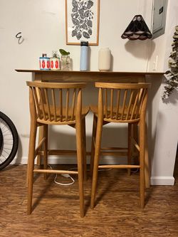 Article Chairs & Table