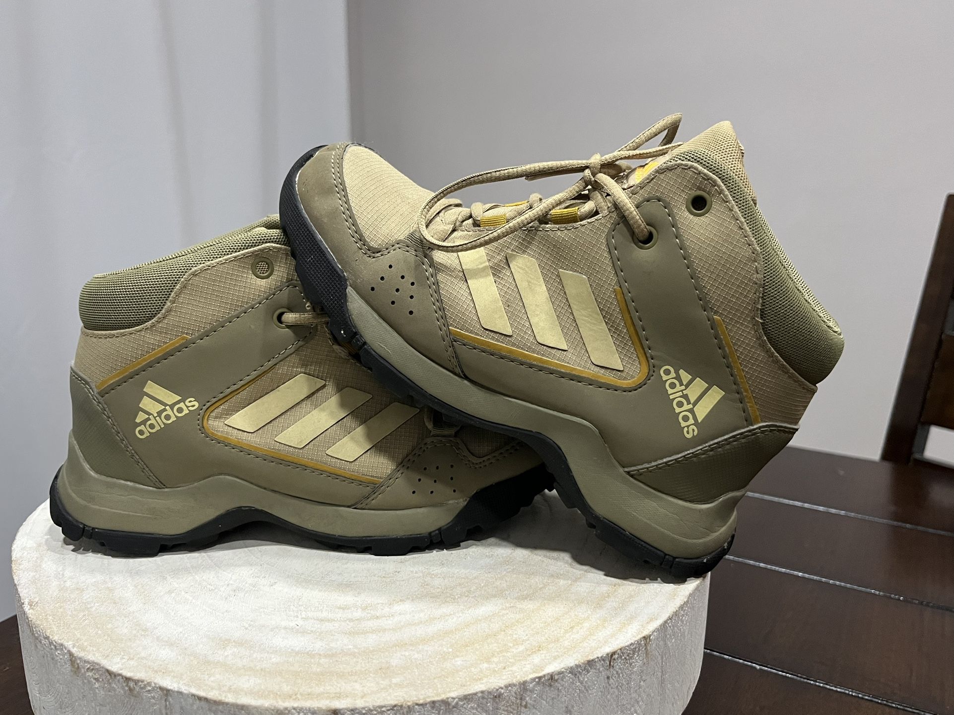 ADIDAS Terrex Hyperhiker Mid Hiking Boots Kids Youth Size 1.5 GZ9215 Beige Tan