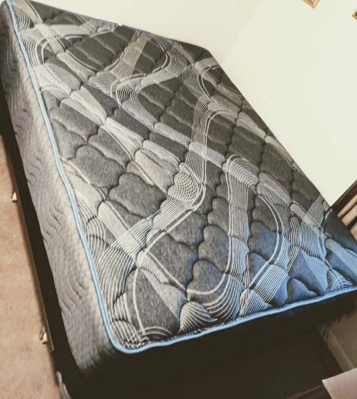 NEW QUEEN MATTRESS & BOX SPRING 