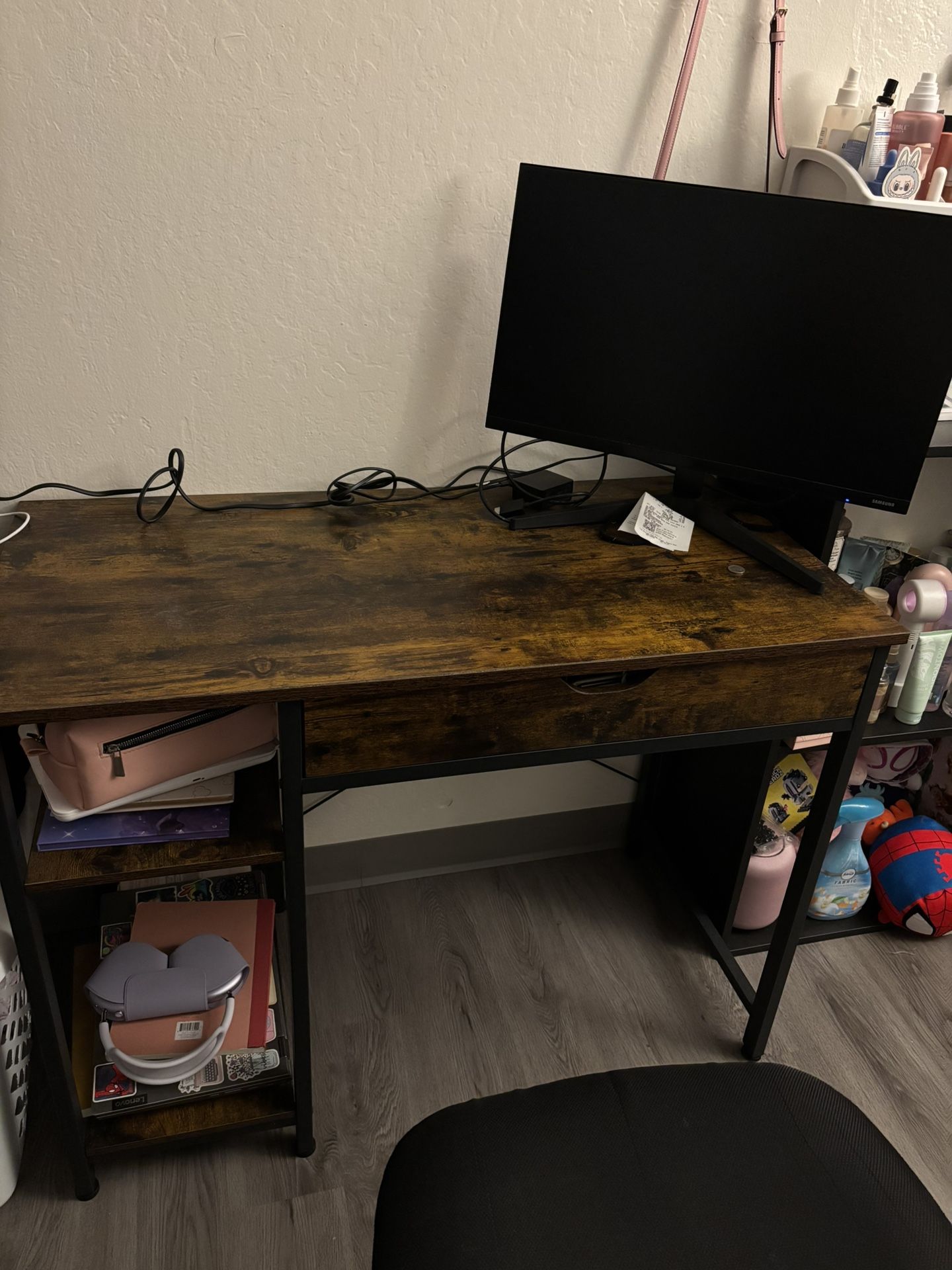 DESK AND MONITOR