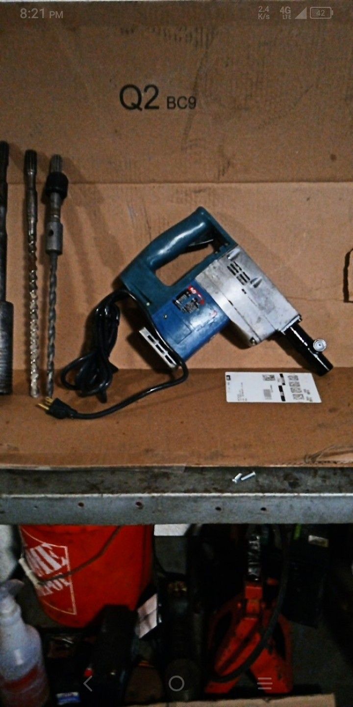 Bosch 11305 demolition hammer powerful machine with 3 bits