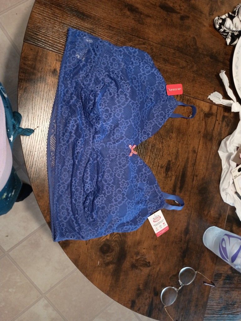 Brand New Tom From The Store Then It's Clean That Did Not Fit Sports Bra Like Top