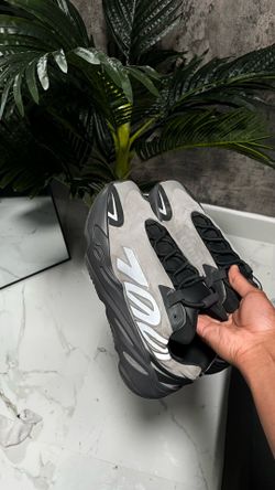 [Used]Yeezy boost 700