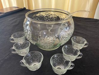 Beautiful glass grapes and vines Punchbowl with 6 teacup sized glasses
