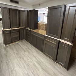 Kitchen Cabinets (13 Pieces ) 