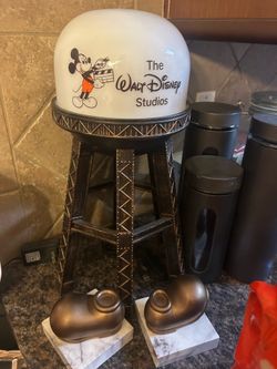 Disney parks Walt Disney studios lamp like new  with Mickey shoe bookends.