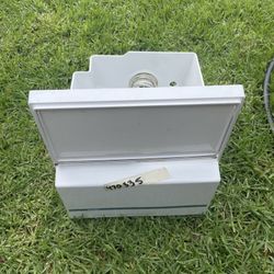 Genuine Ice Bucket Assy. Part#470335 PREOWNED needs to be cleaned.