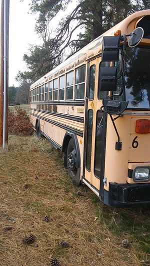 Photo 1995 Blue Bird School bus/W 12 LITER TURBO DIESEL, RUNS AND DRIVES GREAT! MUST SEE