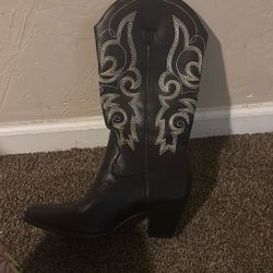 black cowboy boot with white and gold embroidery 