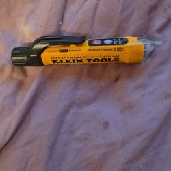 Dewalt Dual Range Voltage Tester And Flashlight