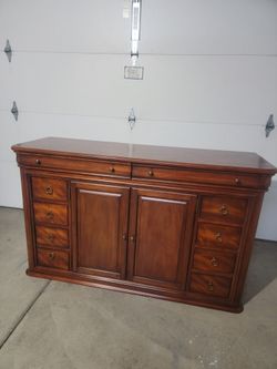 Good quality dreser lots of drawers