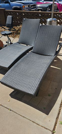 Poolside lounge patio chase