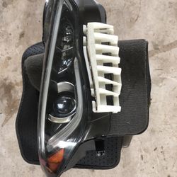 Infiniti Q60 With AFS Headlight 