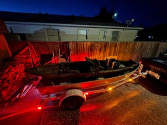12 ft aluminum boat 8.9 hp Johnson motor (it’s not pissing out water)