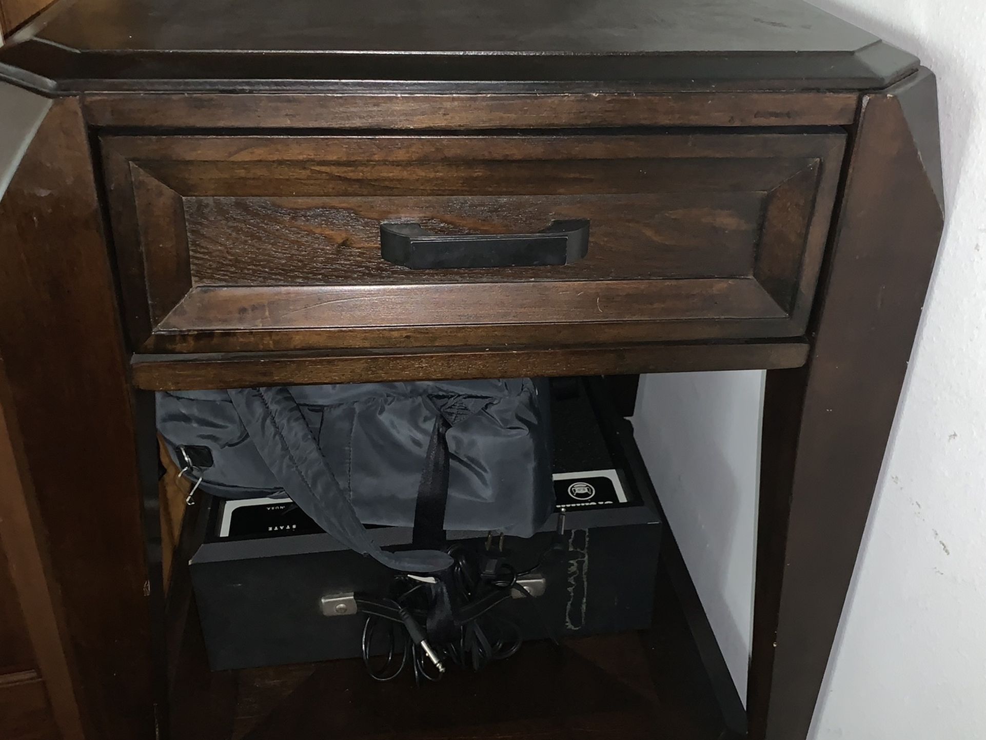2 Nightstands 