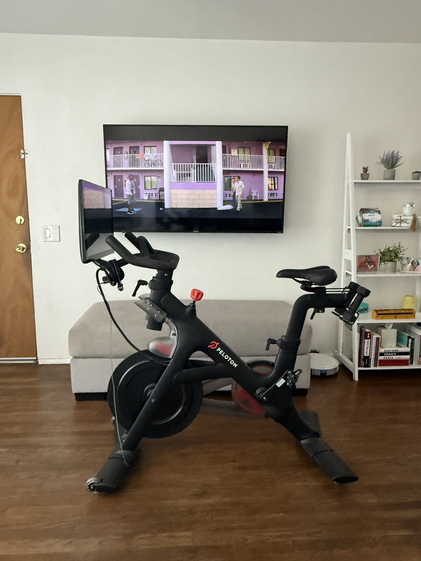 PELOTON BIKE