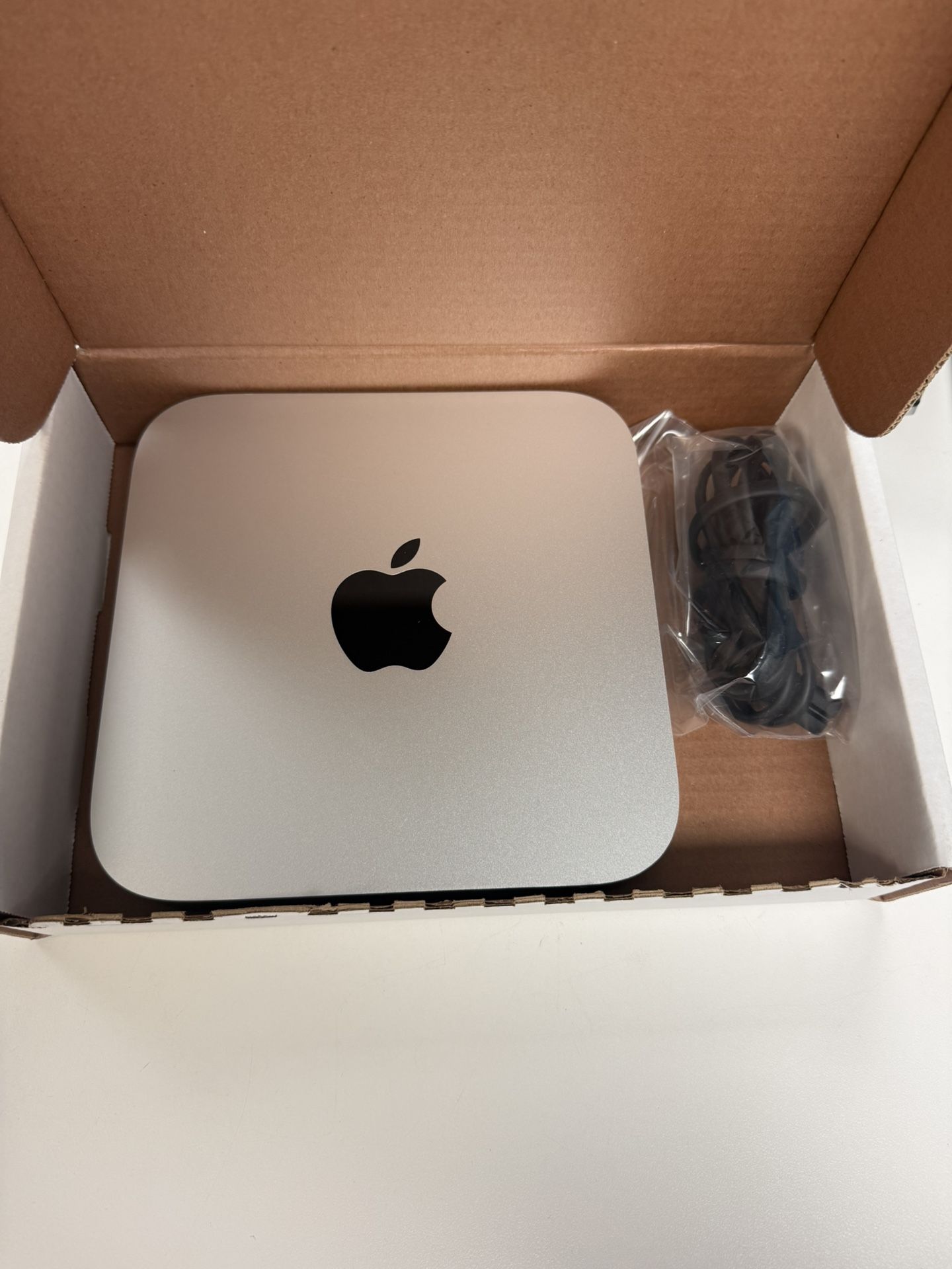 Mac mini i7-8GB Ram-512ssd with Final Cut Pro & Logic Pro & Adobe suite