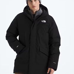 ORIGINAL NORTHFACE PARKA IN BLACK SIZE M, TAG STILL ON , WAS A GIFT SELLING CAUSE I NEED A BIGGER SIZE
